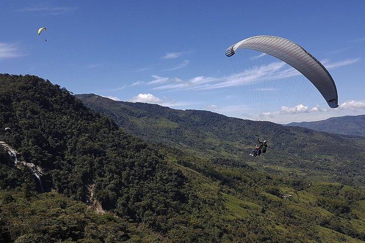 Paragliding über riesige Wasserfälle private Tour (optional Guatape) von Medellin