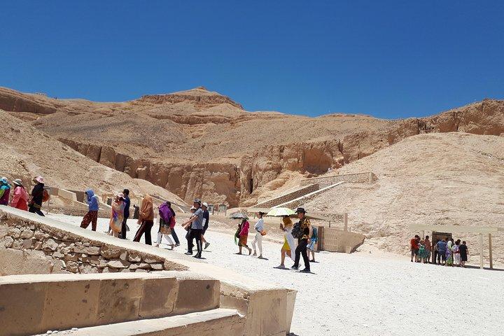 Luxor DenderaとAbydosの最高の古代のモニュメントを見る3日間のツアー