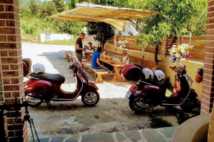 Saboreie os sabores da excursão de scooter Vespa de Corfu