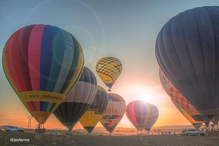Ballonvaart in Sevilla met ontbijt, cava en hotelovername