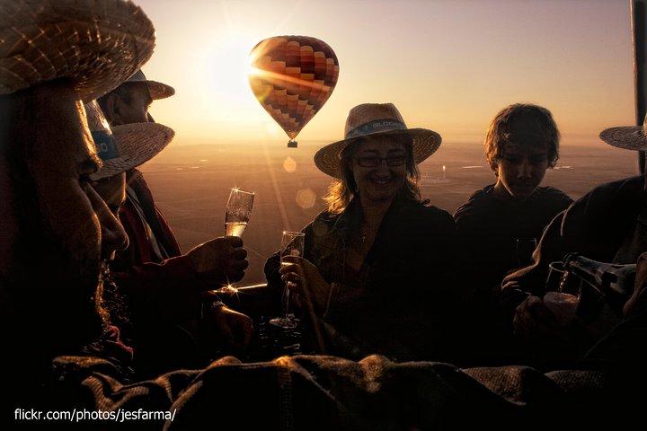 Ballonvaart in Sevilla met ontbijt, cava en hotelovername