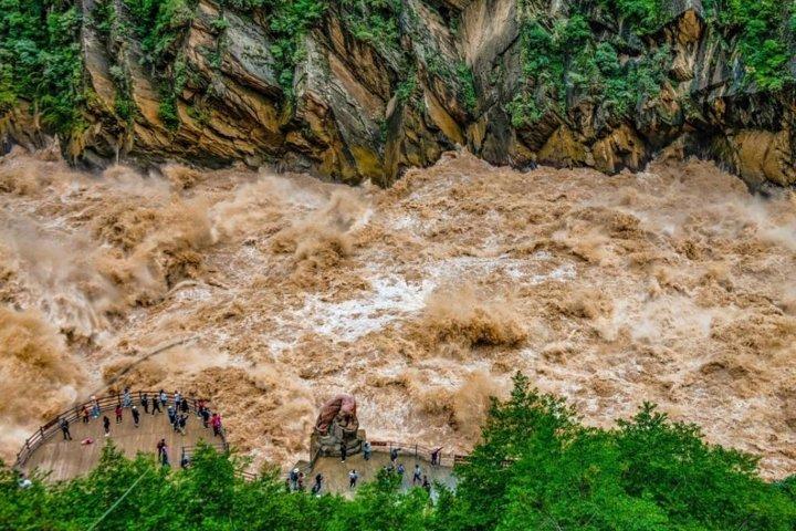 Private Lijiang Day Trip to Upper Tiger Leaping Gorge e Black Dragon Pool