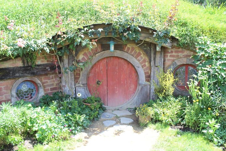 Hobbiton and Waitomo Caves from Auckland - Smaller Group