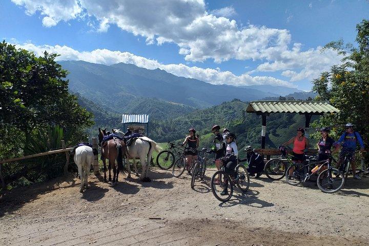 Expedición en bicicleta La Vuelta al Quindío Colombia Eje Cafetero