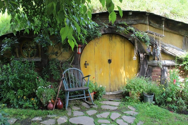 Day Tour Hobbiton + Rotorua from Auckland in Luxury Minibus