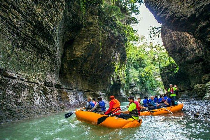 2 - Dagtocht Kutaisi: Grotten, Canyons & Sovjet Sanatoria