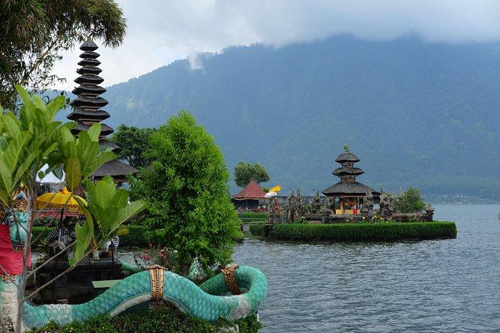 Templo Ulun Danu Bratan com Tanah Lot Sunset