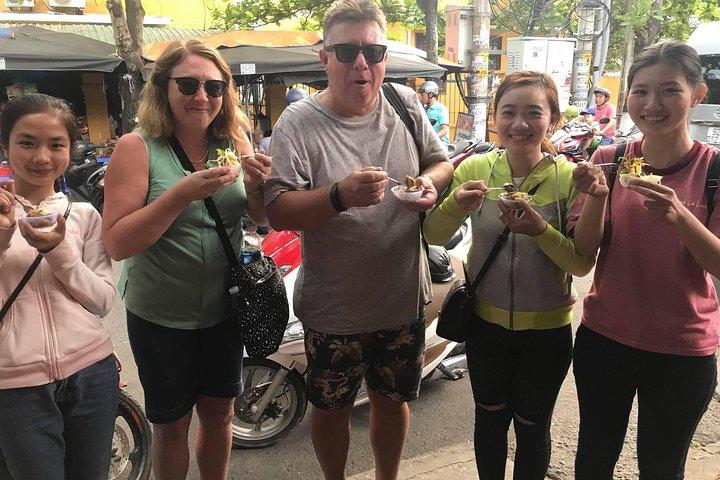 Excursão de comida a pé, jogo popular e lanterna barco