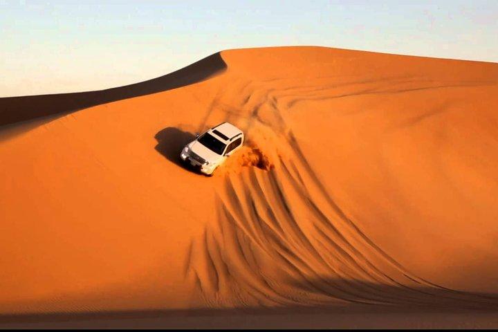 ドバイデザートサファリ(キャメル)と4x4ジープ(バーベキューディナー、ライブベリーダンス付き)