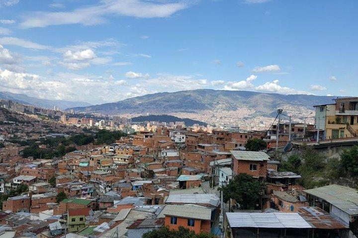 Private Tour Comuna 13 with Cable Car Ride