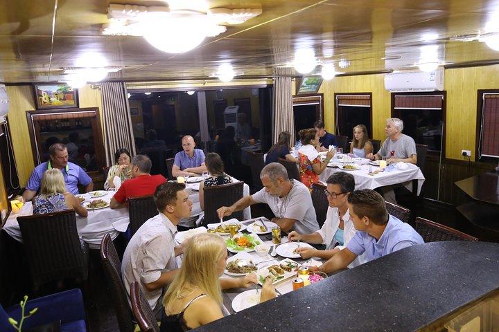 Pernottamento in barca a vela Bai Tu Long Bay e Ha Long Bay