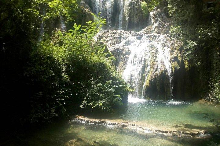 Excursion privée d'une journée aux cascades de Krushuna et à la grotte Devetashka