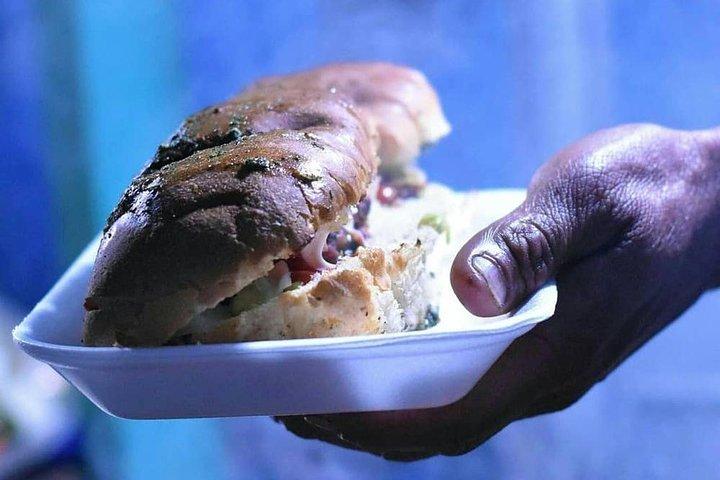Excursão noturna de comida de rua em Antígua