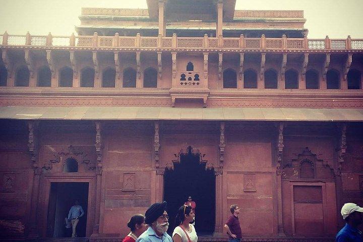 Skip-the-Line: Agra Fort Entrance Ticket with Guided Tour