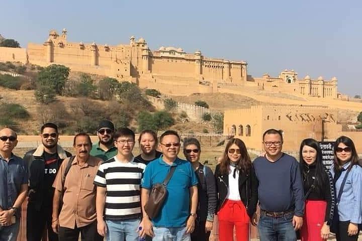 Sightseeing & Shopping Tour med privat bil med Guide