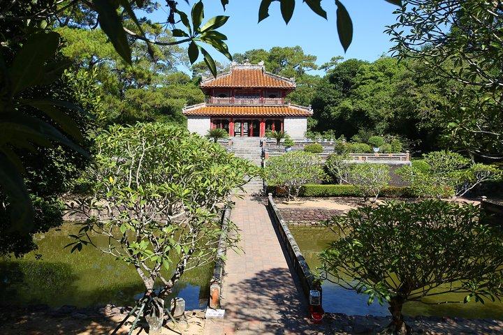Hue City Tour 3 Tomb & Citadel Sightseeing parfum rivier door Dragon Boat