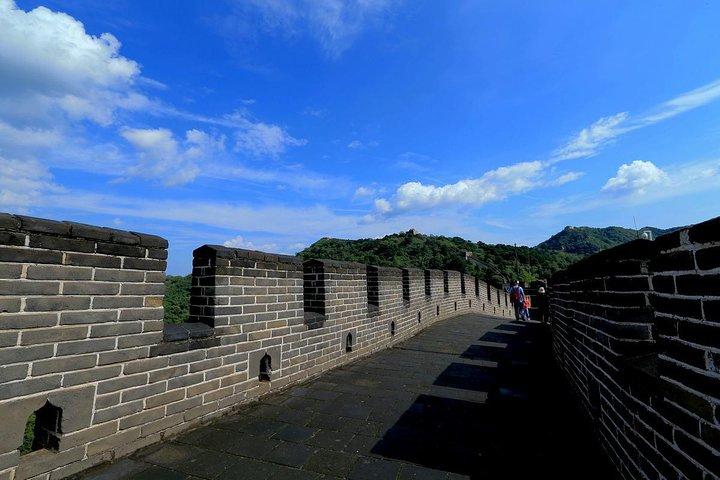 Beijing's Mutianyu Great Wall with Special Peking duck lunch and acrobatics show
