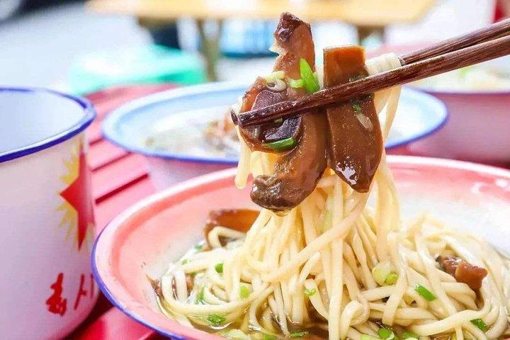 Secret Noodle og Wonton i Shanghai Alleyways med lokale øl