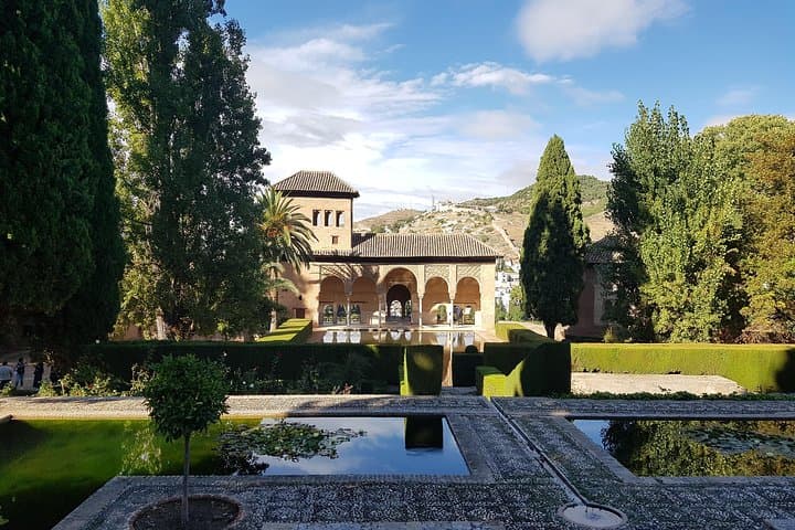 Alhambra Tour :Generalife Palace,Gardens and towers.Skiptheline
