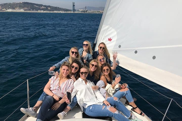 Barcelona Sailing: Light Snacks & Open Bar with Private Option