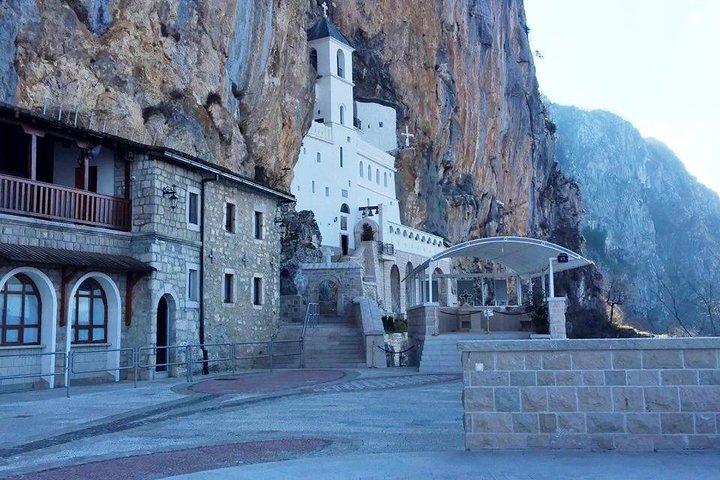 Monastero di Ostrog - Centro spirituale dei Balcani e bella campagna