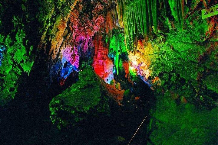 Shilin Gorge und Jingdong Caves Day Trip mit englischsprachigem Fahrer