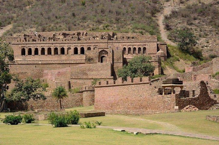 Abhaneri & Bhangarh Dagstur – Bil, Guide, Lunch & Aptempel