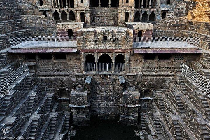 Abhaneri & Bhangarh Dagstur – Bil, Guide, Lunch & Aptempel