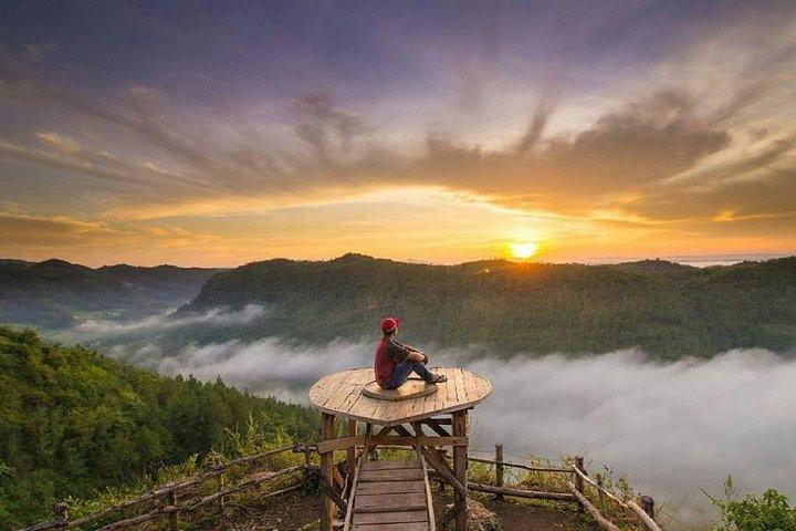 Panguk Sunrise & Jomblang Cave Tour de Yogyakarta