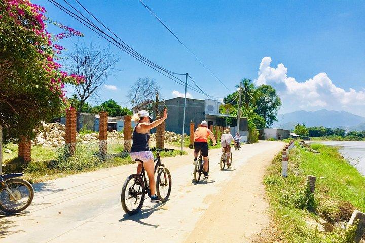 Excursion privée d'une journée à vélo et à pied à la cascade Jumping Cliff de Nha Trang