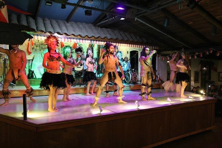 Små Grupp Tour: Natt City Tour med Santa Lucia Hill och Dinner Show