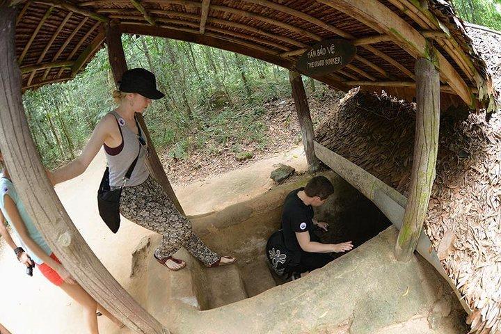 Cu Chi Tunnels en Cao Dai Temple per boot en busje