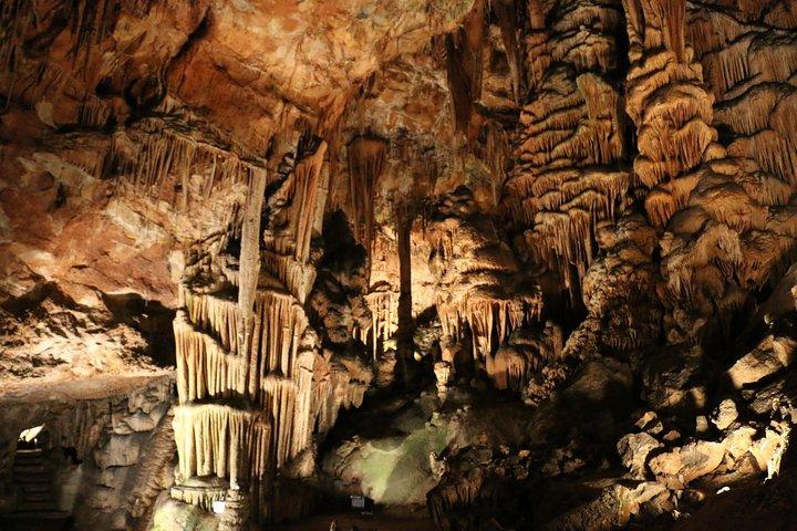 神の目、サエバ ドゥプカ洞窟、ブルー ダチョウ ファーム - プライベート日帰り旅行