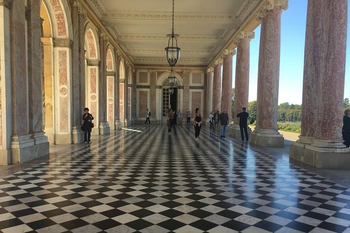 Versailles Palace & Marie-Antoinette's Estate Private Guided Tour with Lunch