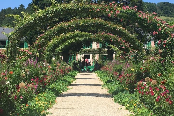 Versailles Palace & Giverny Private Tour with Lunch&Hotel Pick-up