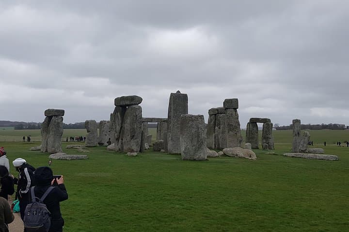 Private transfer to Southampton with a stop at Stonehenge