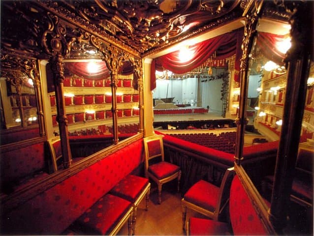 La Scala Theatre and Museum Tour in Milan With Guide