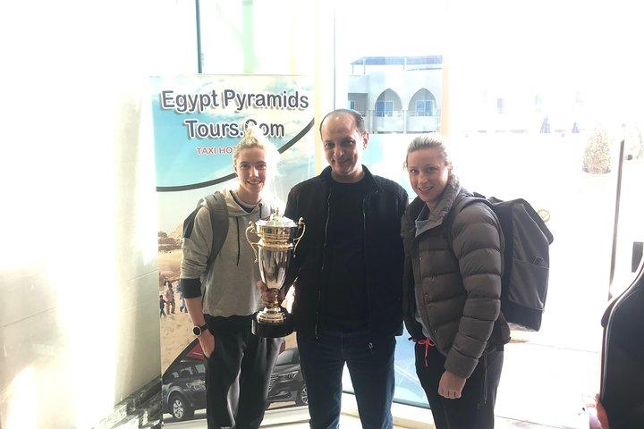 Cairo Layover Full Day Tour til Giza Pyramids Egyptian Museum & Bazaar
