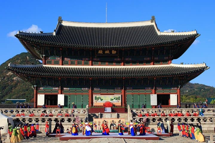 Walking Tour with Gyeongbokgung Palace, Bukchon, Insadong