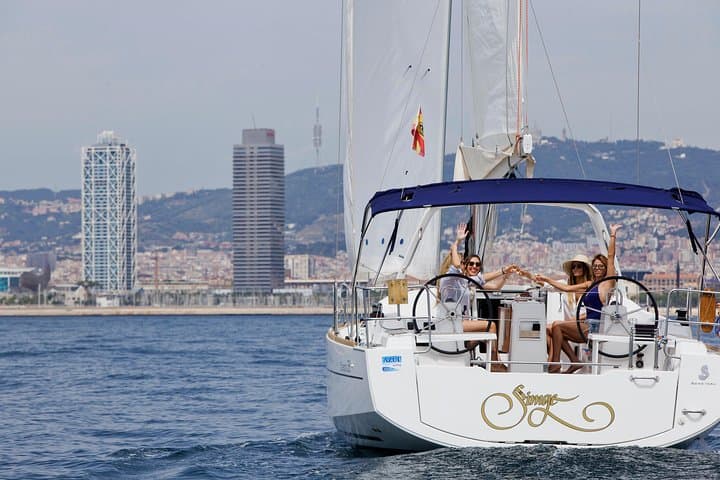 1h Refreshing Sailing Tour in Barcelona with Open Bar & Snacks