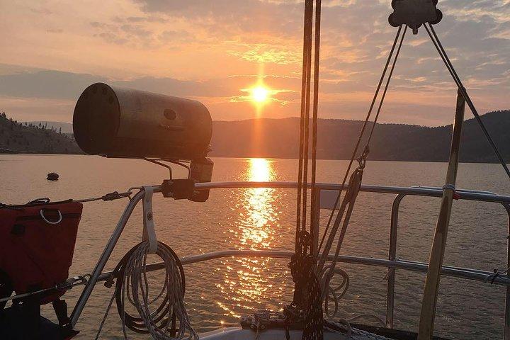 Cruzeiro privado de vela Kelowna no lago Okanagan