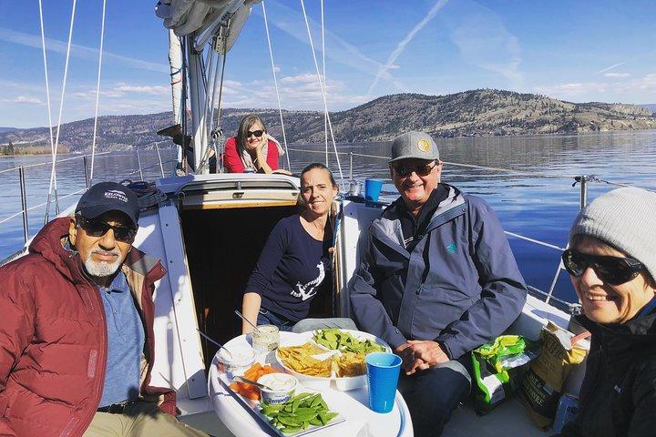 Cruzeiro privado de vela Kelowna no lago Okanagan