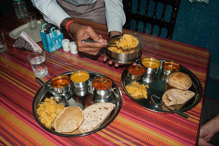 ジョードプルの地元の家での伝統的なインド料理