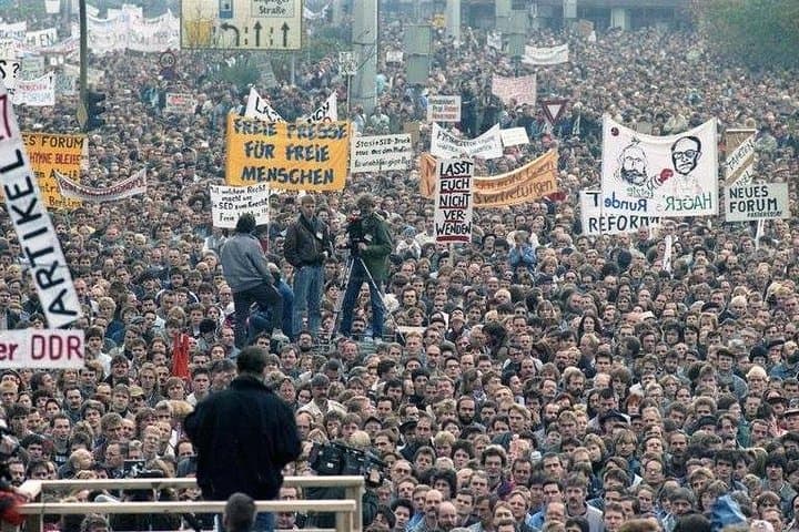 Cold War, Berlin Wall, Spies and the East Side Gallery