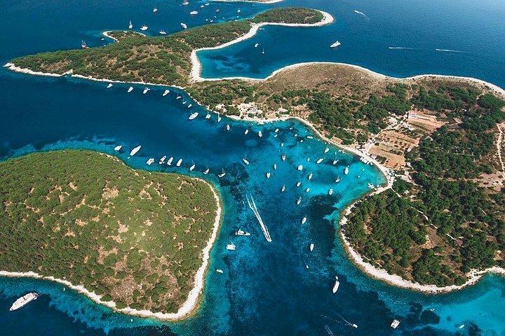 Privat fulddagsbådstur til Blue Lagoon, Hvar og Pakleni-øerne