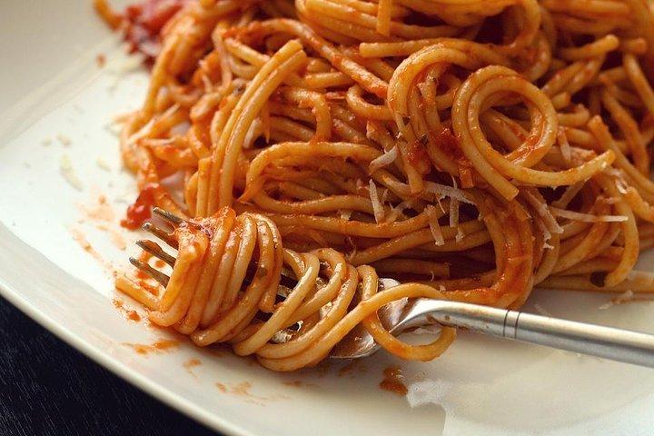 トスカーナの田園地帯にある12世紀のワイナリーでのパスタ作り教室