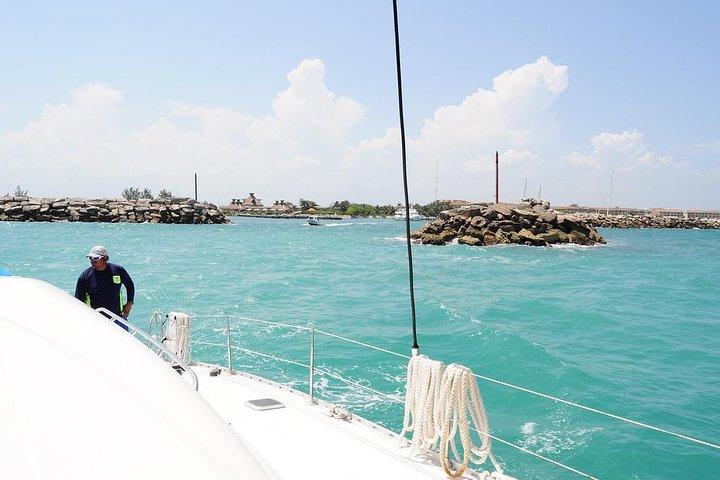 Katamaran Segel- und Schnorcheltour mit Open Bar in Puerto Morelos