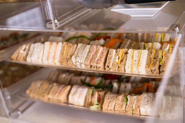ファーストクラス ラウンジ、ファスト トラック & 往復プライベート空港送迎パッケージ
