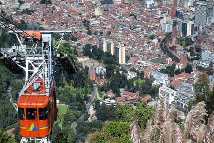 Excursion privée d'une demi-journée au Musée de l'Or et à Monserrate avec transport