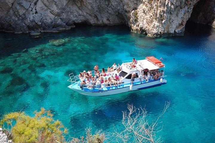 Zakynthos bådtur: Skibsvrag & lokale blå huler med 3 svømning stop